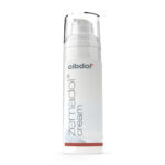 Une bouteille de Zemadol, Crème de visage nourrissante avec CBD sur fond blanc.