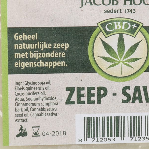 une étiquette pour un produit cbd avec une feuille de cannabis dessus.