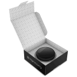 une boîte ouverte avec un bouton noir à l'intérieur.