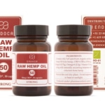 deux bouteilles d'huile d'ourlet crue l'une à côté de l'autre.
