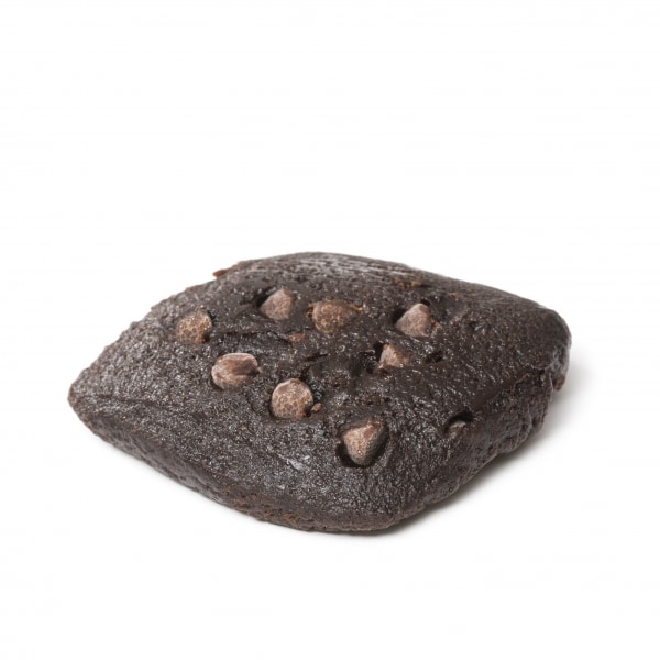 un cookie au chocolat avec des pépites de chocolat dessus.