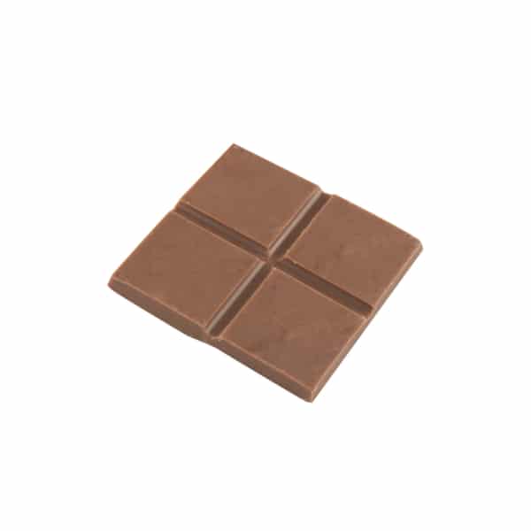 un morceau de chocolat sur un fond blanc.