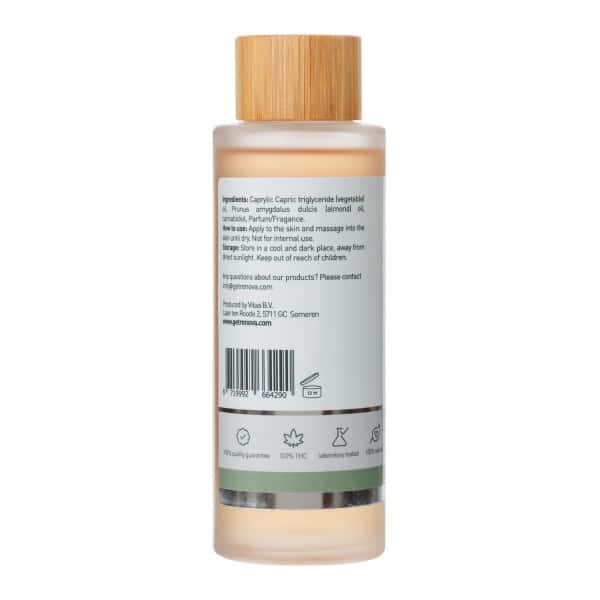 une bouteille de liquide avec un bouchon en bois.