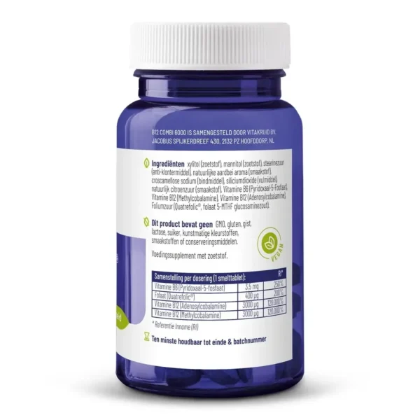 Une bouteille bleue de Vitakruid - B12 Combi 6000® avec Folate et P-5-P (60 comprimés à sucer) avec un bouchon blanc affiche les informations sur les suppléments, les ingrédients, le tableau nutritionnel et la certification végétalienne néerlandaise sur l'étiquette arrière.