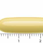 Une capsule oblongue jaune de Vitakruid – Huile de Poisson Forte (1000 mg d’huile de poisson par gélule) est placée à côté d’une règle, indiquant qu’elle mesure environ 2 centimètres de longueur.