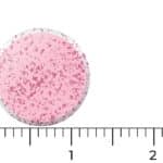 Le Vitakruid - B12 Combi 6000® avec Folate et P-5-P (60 comprimés à sucer) est représenté par un comprimé rond, rose moucheté, sur un graphique avec des règles, mesurant environ 1,3 unité de diamètre.