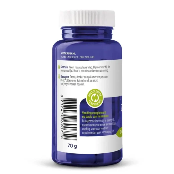 Une bouteille en plastique bleue avec un bouchon blanc étiqueté en néerlandais pour Vitakruid – Zinc Méthionine & Cuivre (90 capsules végétaliennes), avec des instructions, un code-barres et un badge « emballage recyclable ».